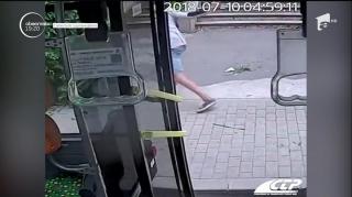 Tânăr din Iaşi filmat vandalizând un autobuz abia pus în circulaţie