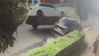 Accident Live în Dej: o mașină de lux e filmată când se răstoarnă