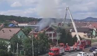 Intervenţie dramatică a pompierilor din Bistrița, la un incendiu care a cuprins o vilă