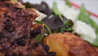 Salata cu multe ingrediente, la fel de grea ca şaorma. Nutriţioniştii ne atrag atenţia asupra caloriilor