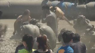 Sud-coreenii organizează lupte și băi în nămol, ca tratament contra stresului