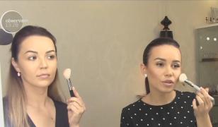 Cursurile de auto-machiaj, lecții care ajută tinerele să-și evidențieze singure atuurile