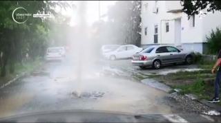 Gheizer pe o stradă din Craiova, după ce o conductă de alimentare a cedat. Apa a sărit peste nivelul blocurilor