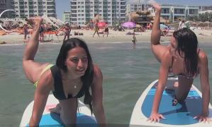 Yoga pe placa de surf, sportul sezonului în stațiunea Mamaia