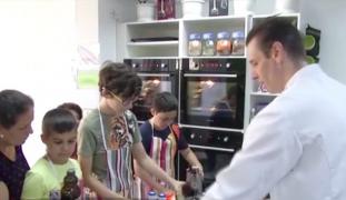 E vacanţă, iar copiii trebuie să aibă ceva de făcut. Există tot felul de soluţii tabere şi cursuri de vară