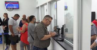 Pasapoartele se fac doar la mall. Ministerul de Interne a vrut să scape de cozile de la ghişee, dar se loveşte acum de alte nemulţumiri