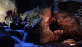 Exerciții spectaculoase de salvare în peșteră, realizate de speologii români și polonezi