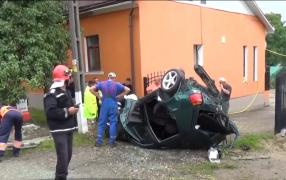 Accident grav în Bistriţa-Năsăud! Pasagerii au scăpat ca prin minune, după ce mașina în care se aflau s-a făcut praf