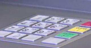 De teama hackerilor, din ce în ce mai mulţi români apelează la cardul virtual, care poate fi "ars" după fiecare tranzacţie