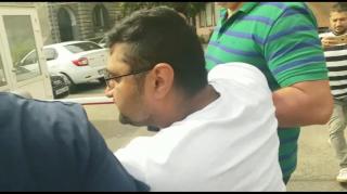 Suspectul principal în dubla crimă din Bucureşti, scos în cătuşe de poliţişti