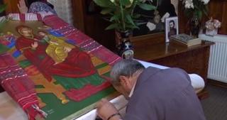 Sute de credincioși îngenunchează în fața unei icoane făcătoare de minuni, la Sibiu. Oamenii spun că vindecă boli și suferințe