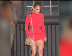 Jennifer Lopez arată impecabil la 48 de ani. Vedeta a fost surprinsă într-o rochie răvășitoare alături de iubitul ei