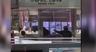 Jaf ca-n filmele de acţiune într-un mall din Barcelona!