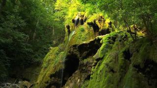 Către cascadele Beuşniţa şi Bigăr, cele mai faimoase din România, drumurile sunt un coşmar