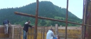 Mobilizare impresionantă în Maramureș. Mai mulți voluntari construiesc o casă pentru o familie care a pierdut totul în urma unui incendiu