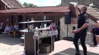 Cei mai talentaţi barmani s-au întrecut cu sticle şi cocktailuri la Castelul Corvinilor
