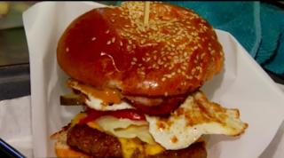 Românii au prins gustul burgerilor! Mai nou, cu brânză halloumi, ananas, fasole și ciuperci