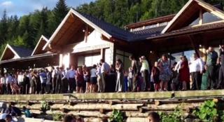 Amendă uriașă pentru patronii pensiunii din Durău, după ce o terasă s-a prăbușit în timpul unei nunți. 18 persoane au fost rănite