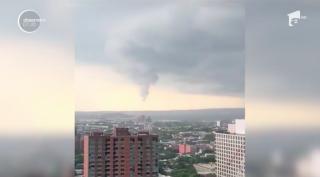 Un nor uriaș de forma unei pâlnii, apărut după o furtună violentă, a provocat haos în New York