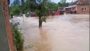 O furtună puternică a făcut prăpăd în Arad! Mașini înghițite de ape și zeci de case inundate