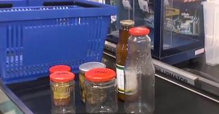 O nouă lege îi obligă pe români să plătească garanţie pentru fiecare sticlă sau borcan cumpărat din magazin