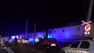 Mașină spulberată de tren la Bistrița-Năsăud! Cu două minute se izbise de un alt autoturism, care a proiectat-o pe șine