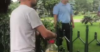 Clipe tensionate în faţa Guvernului. Un bărbat s-a legat cu lanţul de gardul Palatului Victoria și a amenințat că-și dă foc