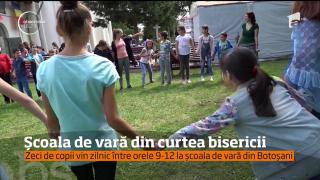 Curtea bisericii din Vovidenia, din Botoșani, școală de vară pentru zeci de copii. Fiecare zi se încheie cu o discuție cu preotul