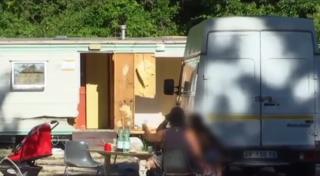 Caz șocant în Italia! O fetiță româncă de doar un an a fost împuşcată în spate chiar în braţele mamei sale