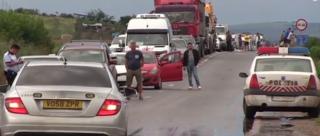 Drum european din Vaslui, blocat de tone de noroi şi pietriş adus de puhoaie. Cozile s-au întins pe patru kilometri