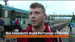 Furtunile fac ravagii în continuare. În apropiere de Reşiţa vijelia a doborât copaci care au blocat traficul feroviar