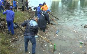 Ministrul Apelor şi Pădurilor, Ioan Deneş, voluntar la ecologizarea lacului Bicaz