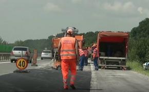Pericolul pândeşte pe Autostrada Soarelui. Autorităţile au început din nou peticitul