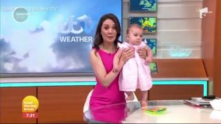 O jurnalistă din Marea Britanie a prezentat rubrica meteo cu fetița ei de 11 luni. Telespectatorii au fost încântați