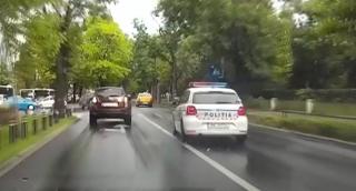 Un echipaj de poliţie, filmat pe o şosea din Capitală cum încalcă mai multe reguli de circulaţie