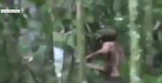 Imagini incredibile cu ultimul supravieţuitor al unui trib din Amazon. Bărbatul vânează cu unelte făcute de el