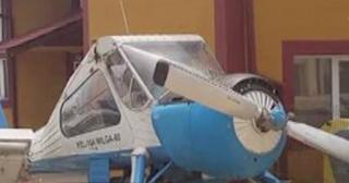 Un avion a apărut în curtea unei primării din Arges, după ce primarul s-a întors dintr-o călătorie exotică. Locuitorii sunt nedumeriți