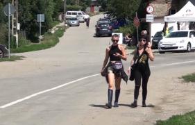 Tinerii de la Electric Castle dorm pe unde pot. Localnicii din Bonțida i-au lăsat să-și instaleze corturile în gospodării