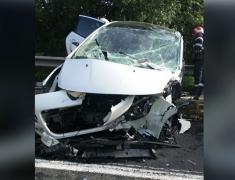 Grav accident pe DN7. Doi copii şi cinci adulţi răniţi, după ce un şofer a intrat pe contrasens
