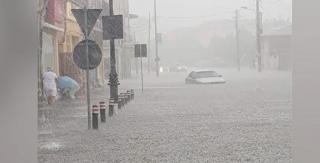 A fost cod portocaliu de inundații în trei judeţe din ţară. Străzile oraşelor au fost acoperite de ape în doar câteva minute