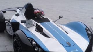 Cel mai răsfăţat căţel e din Liverpool: are trei mașini, o barcă, 65 de costume şi 175 de perechi de ochelari de soare