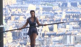 Show periculos la Paris! O acrobată a sfidat moartea și a mers pe sârmă fără cablu de siguranță, la 35 de metri înălțime