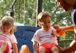 Vreau să ajut! La nici trei ani, Andrei suferă de parapareza spastică