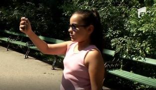 Riscurile pentru copiii şi tinerii care petrec prea mult timp pe telefon. Medicii trag un semnal de alarmă