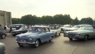 Parada mașinilor de epocă la Paris