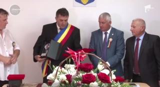 Primarul unei comune din Dâmboviţa a fost declarat Cetăţean de Onoare. Ce drepturi îi aduce titlul onorific, edilului