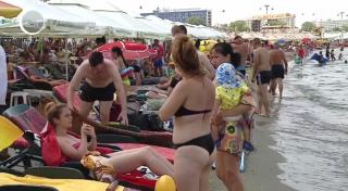 Concediu aglomerat la malul mării. Cearceafurile acaparează atât de mult nisipul, încât ajung până în buza mării