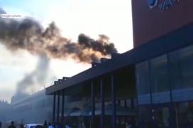 Momente de panică într-un centrul comercial din Bucureşti. Un incendiu a izbucnit la acoperiş, în timp ce oamenii erau la cumpărături