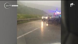 Accident rutier grav pe Valea Oltului, după ce două maşini s-au ciocnit violent. Opt victime, între care un copil de numai 1 an