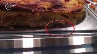 Descoperire scandaloasă în vitrina unui mall din Galaţi! Un gândac se plimba nestingherit printre rafturile cu mâncare expusă (Video)